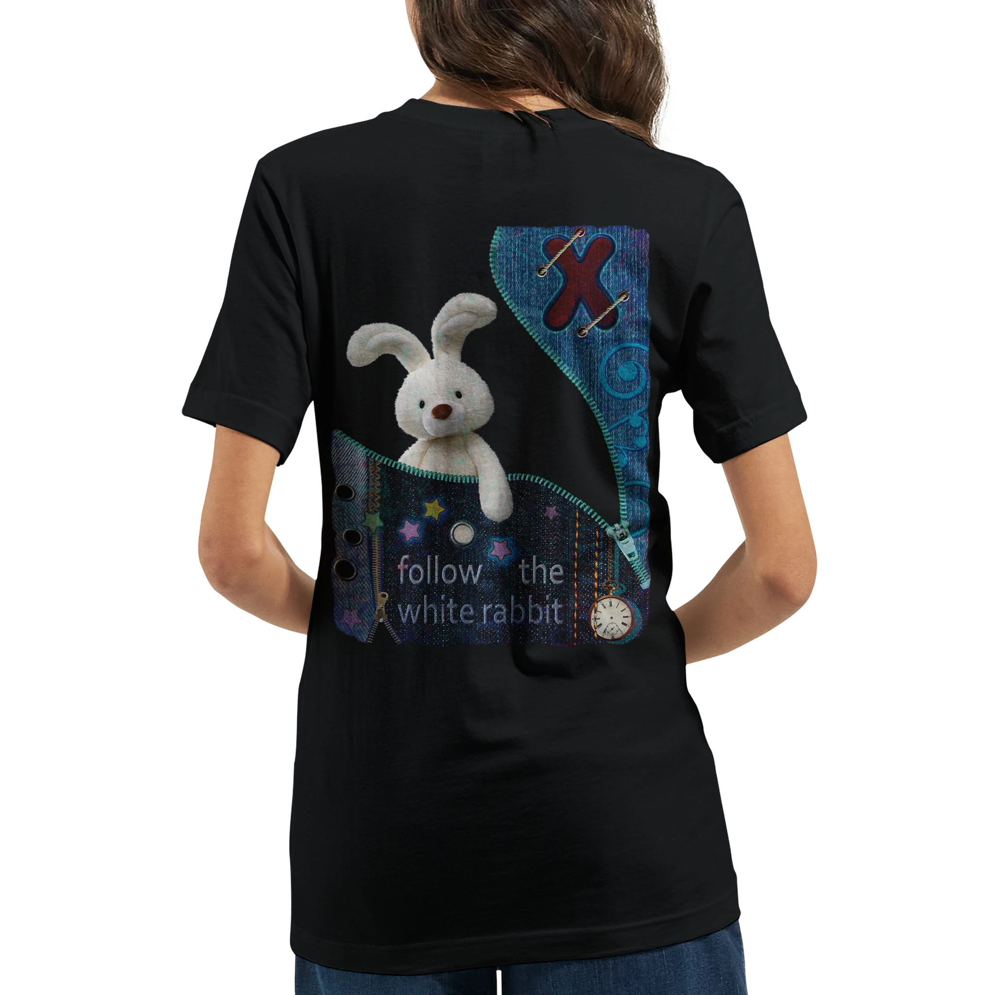 Camiseta unisex “Follow the White Rabbit” en negro con diseño de conejo, reloj y estrellas, ideal para amantes de la fantasía – Forty Two Tshirts.
