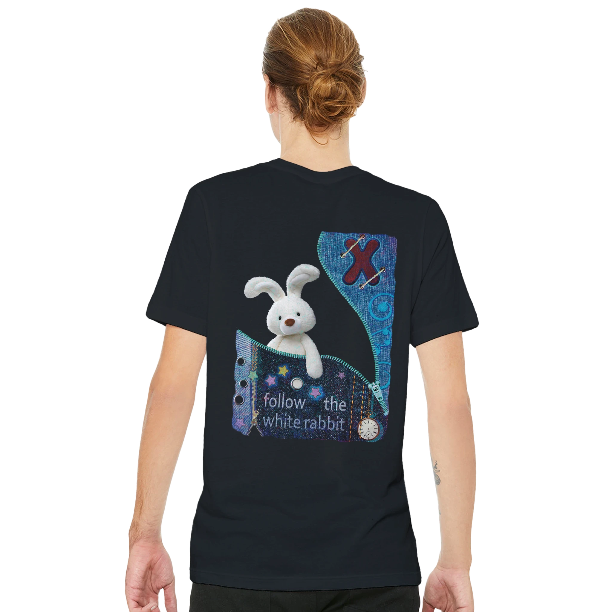 Camiseta unisex “Follow the White Rabbit” en negro con diseño de conejo, reloj y estrellas, ideal para amantes de la fantasía – Forty Two Tshirts.
