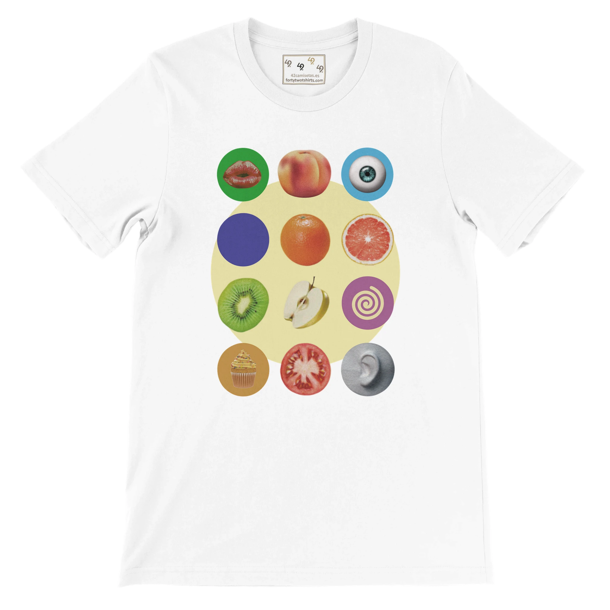 Camiseta blanca con ilustración artística que combina frutas y objetos en un diseño surrealista, creando una pieza única para los amantes del arte conceptual y el diseño creativo.