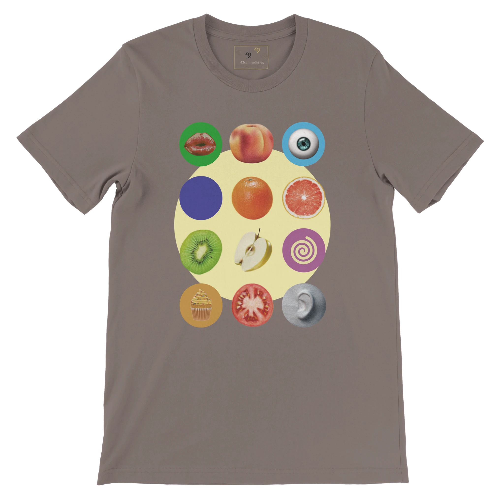 Camiseta beige con diseño artístico que fusiona frutas, objetos y elementos surrealistas en círculos, ofreciendo un estilo único y conceptual para los amantes del diseño creativo.