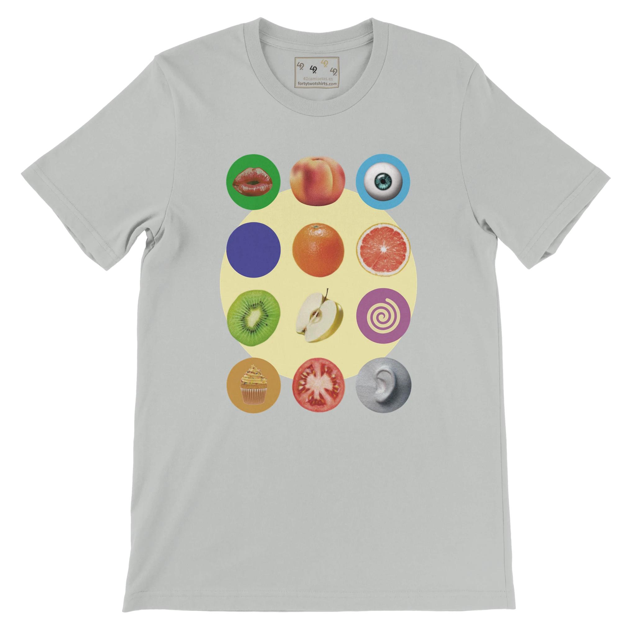 Camiseta gris con diseño artístico que fusiona frutas y objetos surrealistas en círculos, creando un estilo único y conceptual ideal para los amantes del diseño creativo.