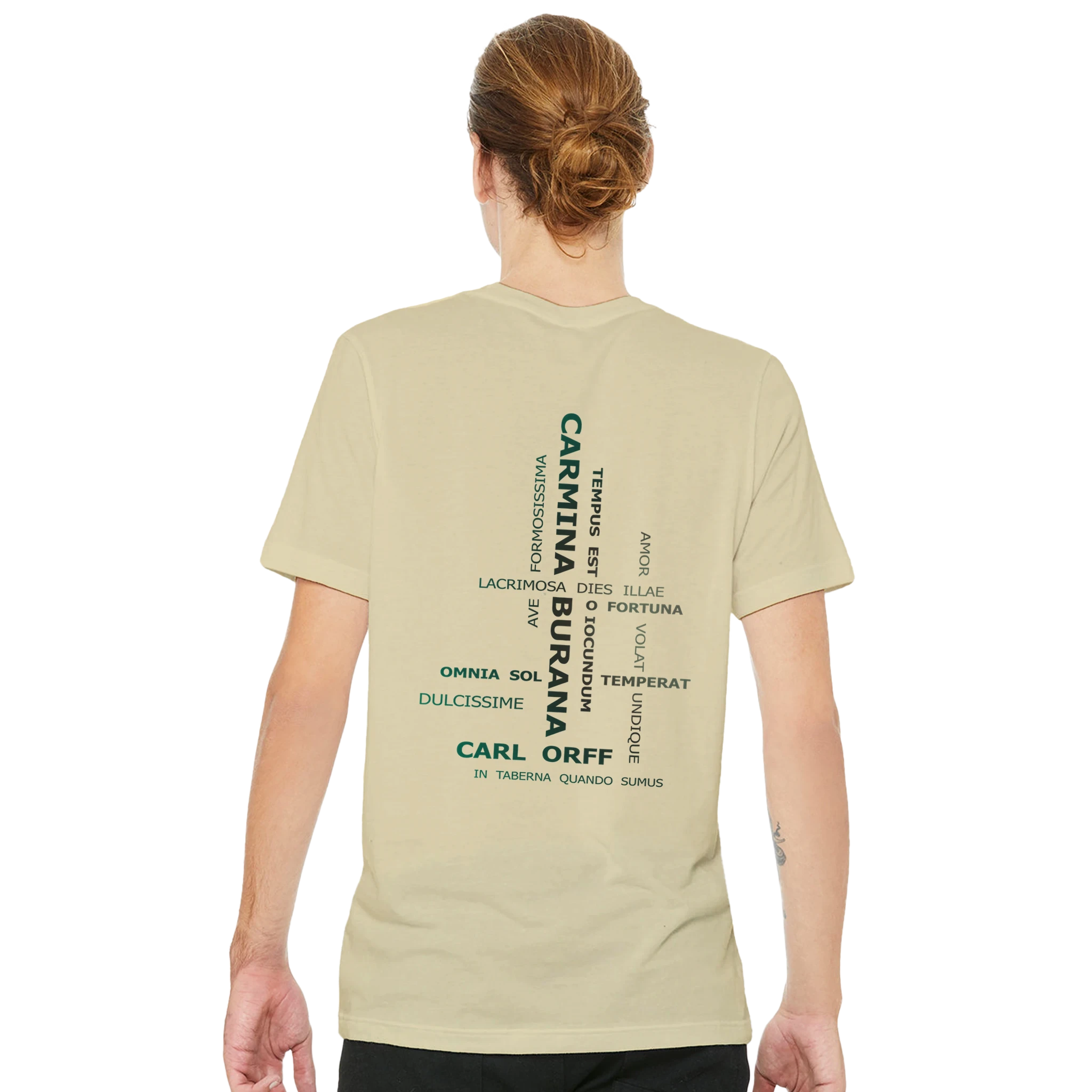 Camiseta personalizable beige unisex con diseño tipográfico Carmina Burana en la espalda – Forty Two Tshirts