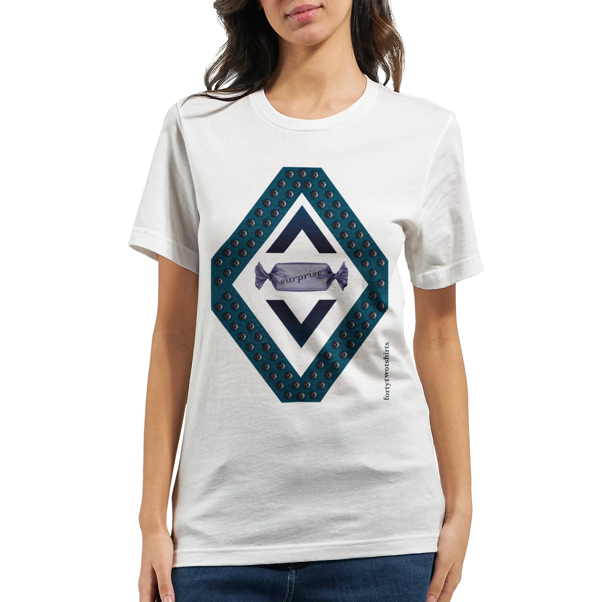 Camiseta personalizable blanca unisex con diseño de caramelo y detalles creativos – Forty Two Tshirts