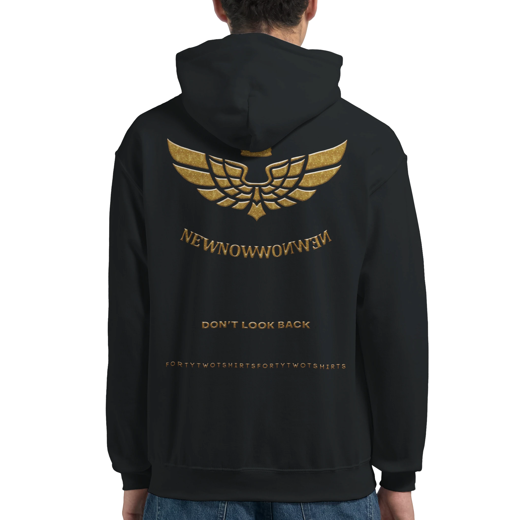 Sudadera negra con capucha, diseño en dorado en la parte trasera con alas, corona y mensaje "DON'T LOOK BACK", perfecta para quienes disfrutan de la moda conceptual y el arte visual intrigante.