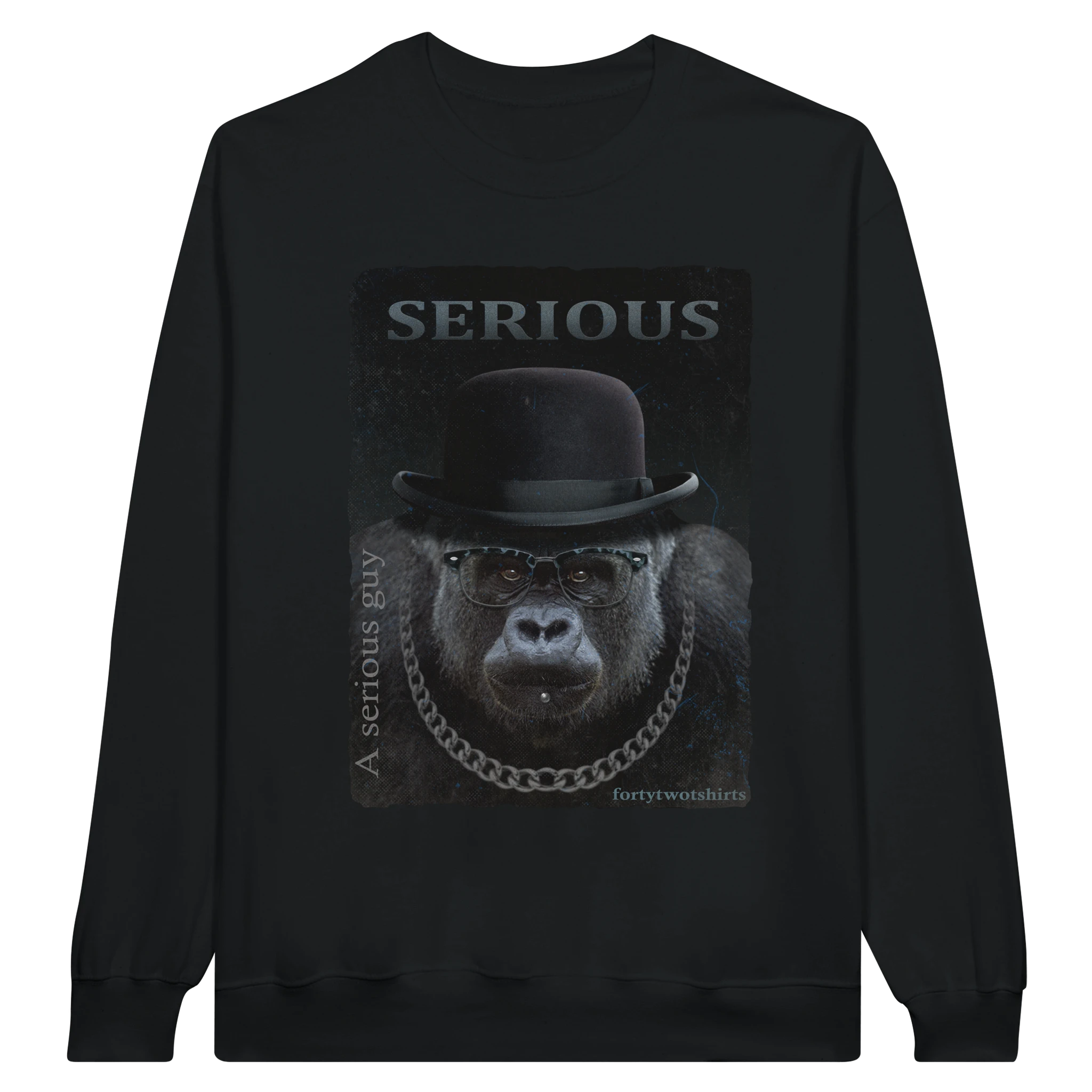 Sudadera negra con diseño de un gorila con gafas, sombrero de copa y cadena, con el mensaje "SERIOUS" en estilo gráfico. Ideal para los que aprecian la moda audaz y humorística.