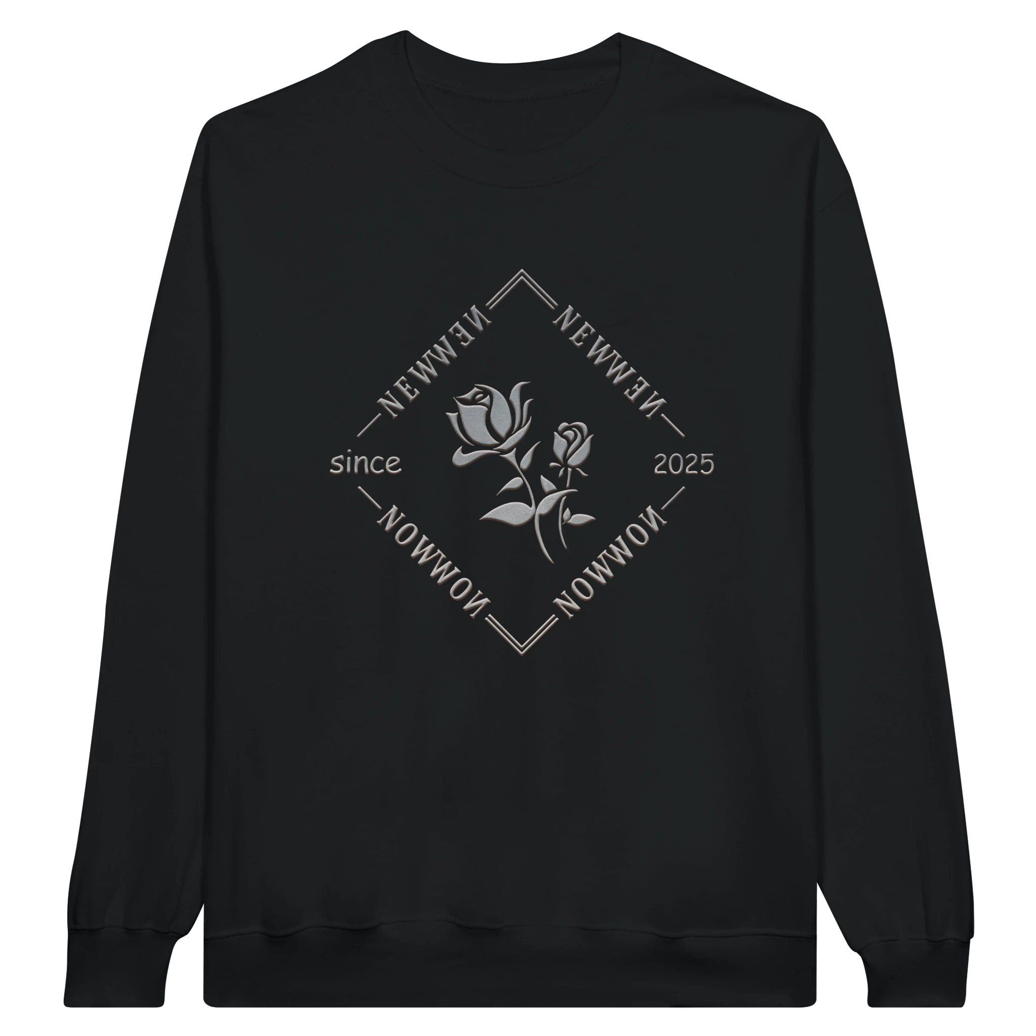 Sudadera negra con diseño gráfico elegante que presenta las palabras "NEW NOW" en un estilo moderno, con una flor gris y el texto "since 2025", ideal para los amantes del arte y diseño conceptual.