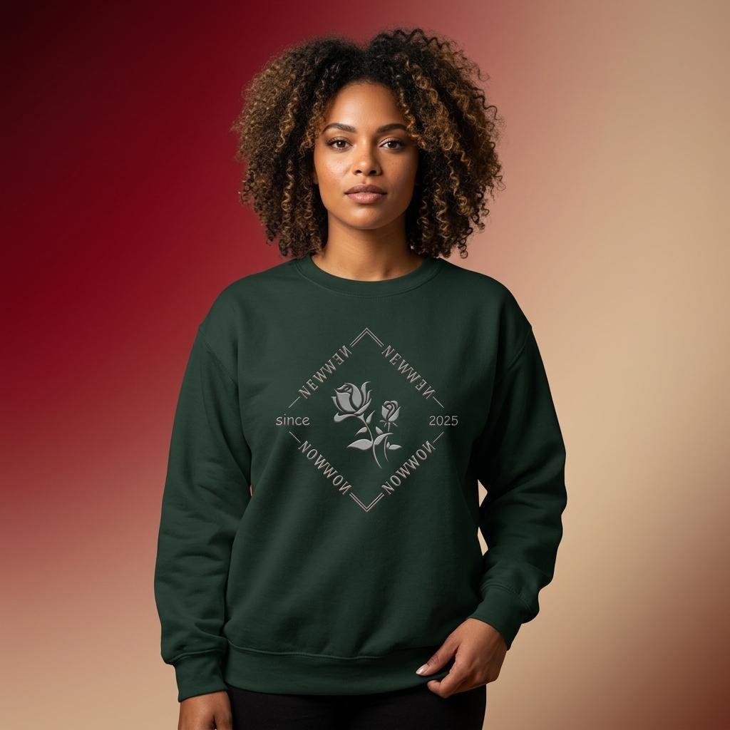 Mujer usando una sudadera verde con el diseño gráfico "NEW NOW" y una rosa gris, acompañada de la frase "since 2025". Un diseño único y conceptual para los amantes del arte visual y el estilo moderno.